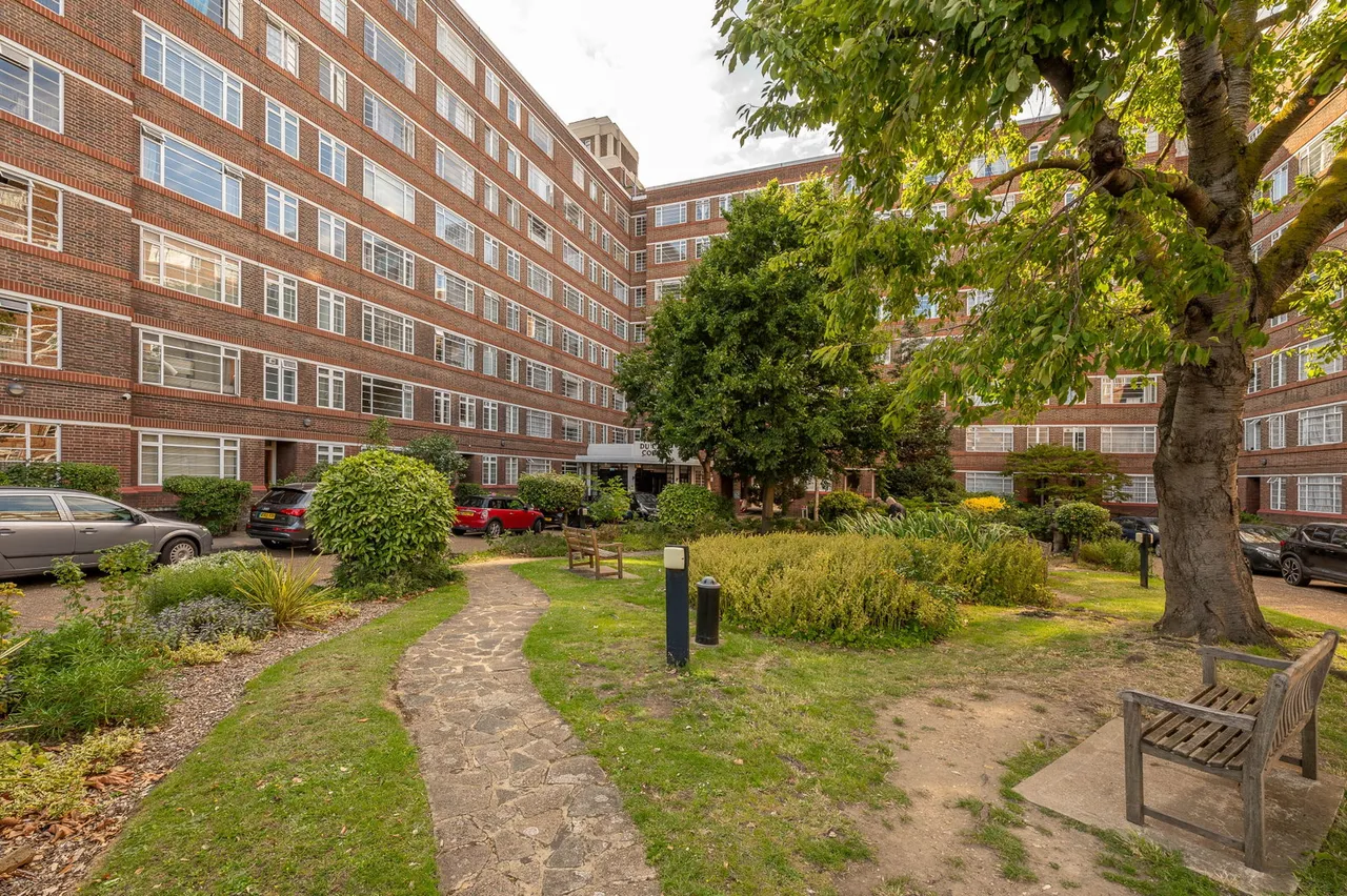 Balham High Road, London, SW17, photo 14