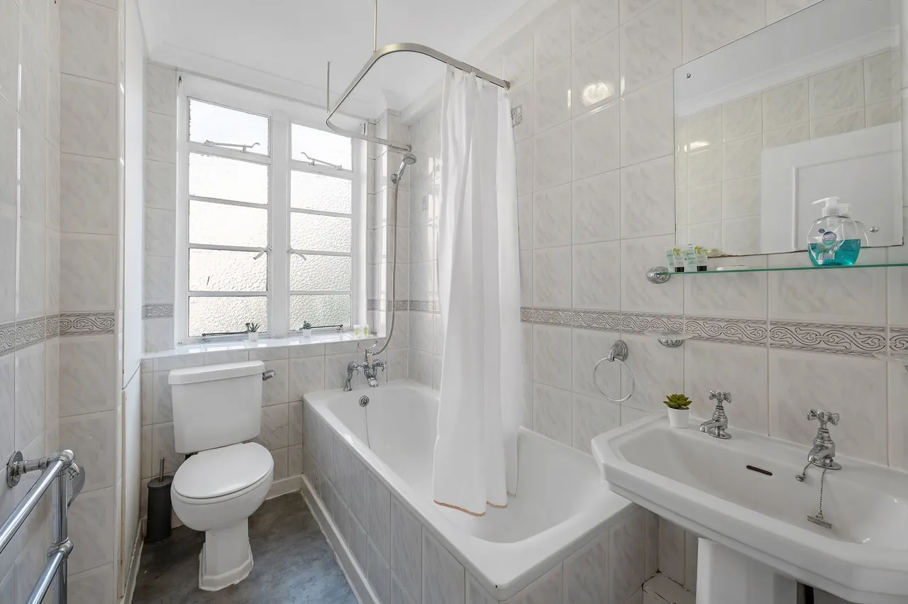 Balham High Road, London, SW17, photo 5