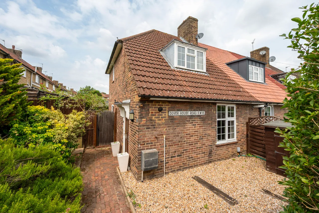 2 bed house for sale — 190 Dover House Road, London