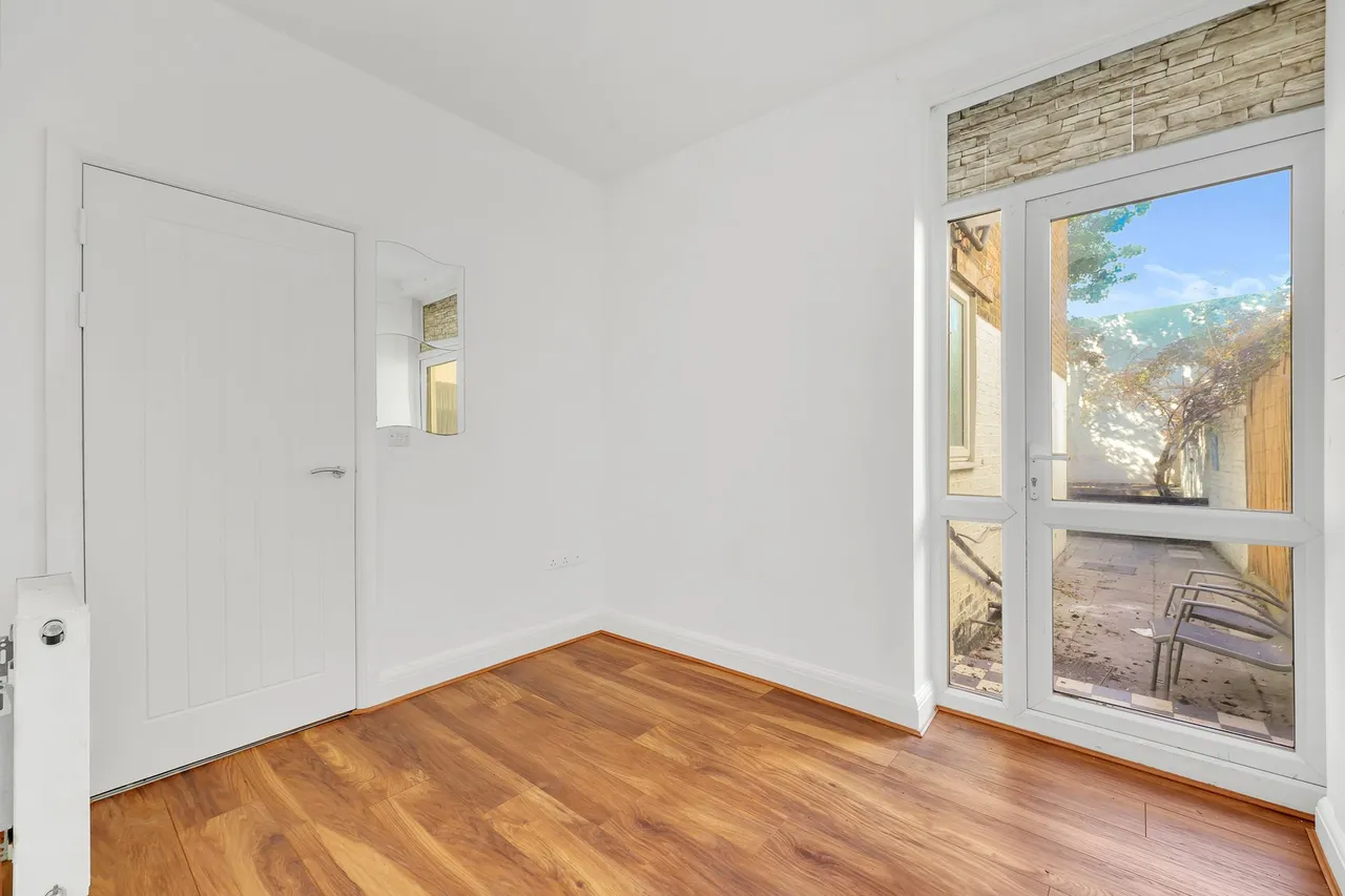 Belton Road, London, NW2, photo 3