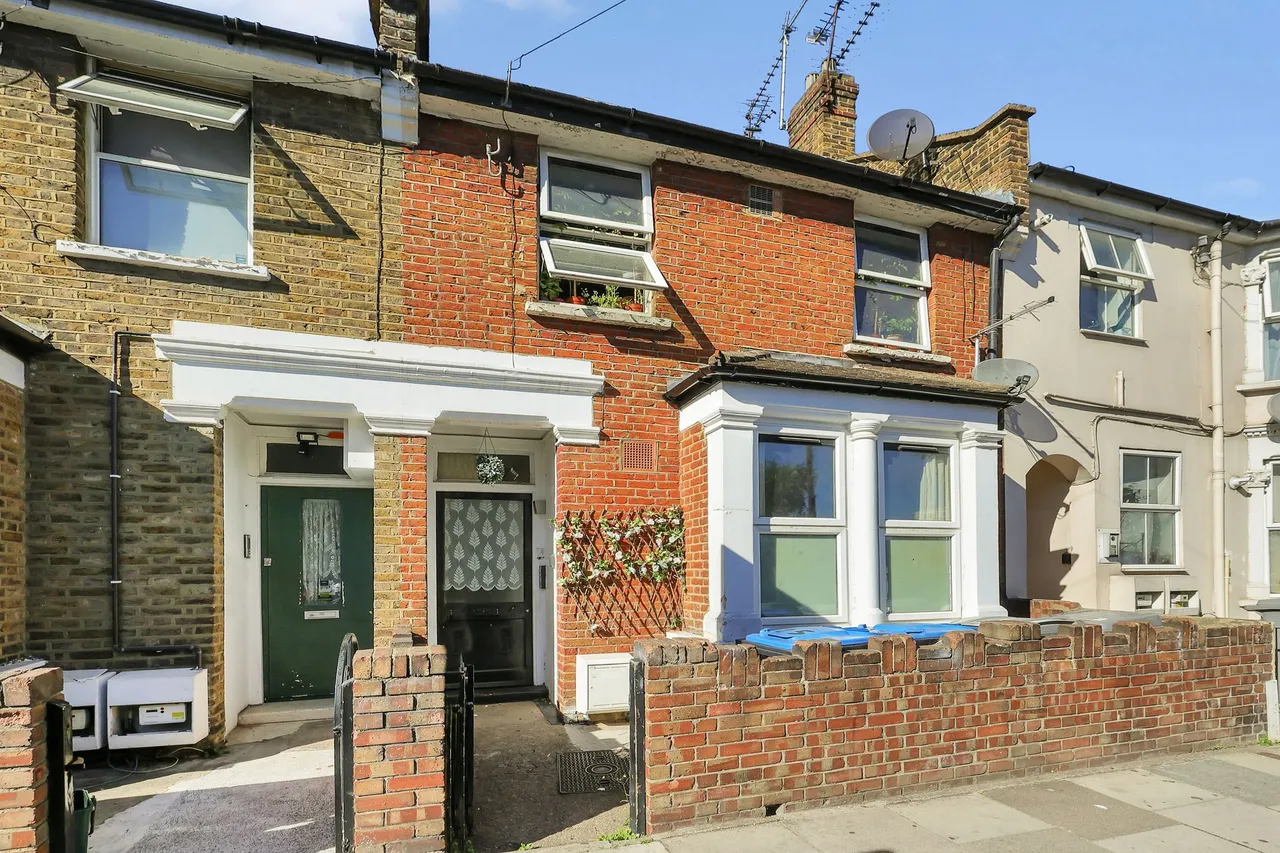 2 bed flat for sale, Belton Road, London, NW2