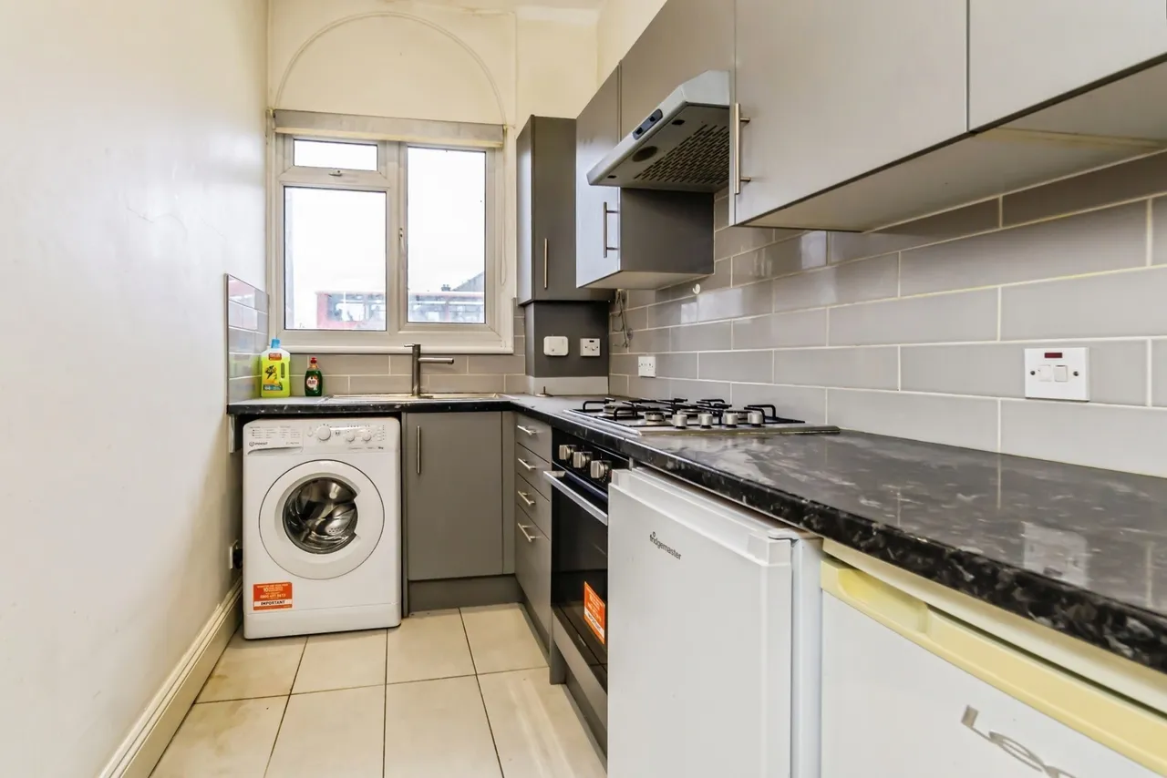 London Road, THORNTON HEATH, Surrey, CR7, photo 4