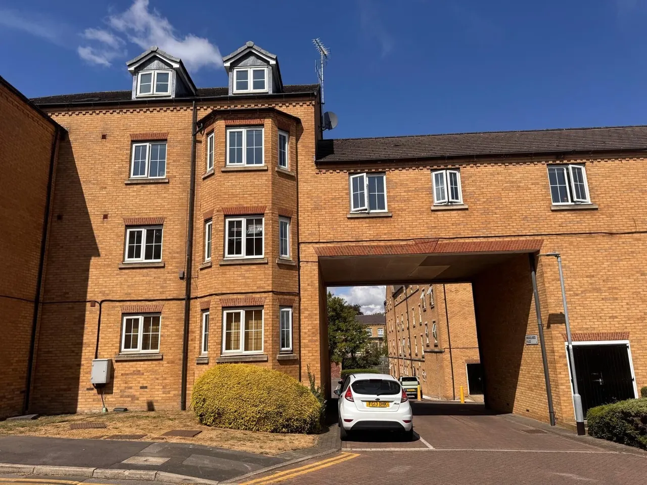 2 bed flat for sale — Broadlands Place, Pudsey