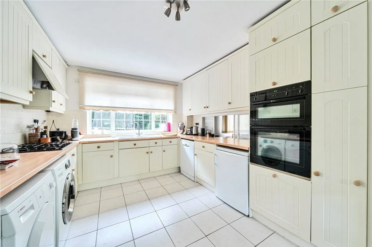 Dean Close, Pyrford, Woking, GU22, photo 13