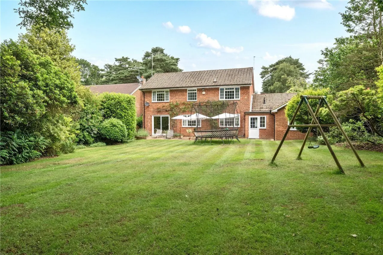 Dean Close, Pyrford, Woking, GU22, photo 32