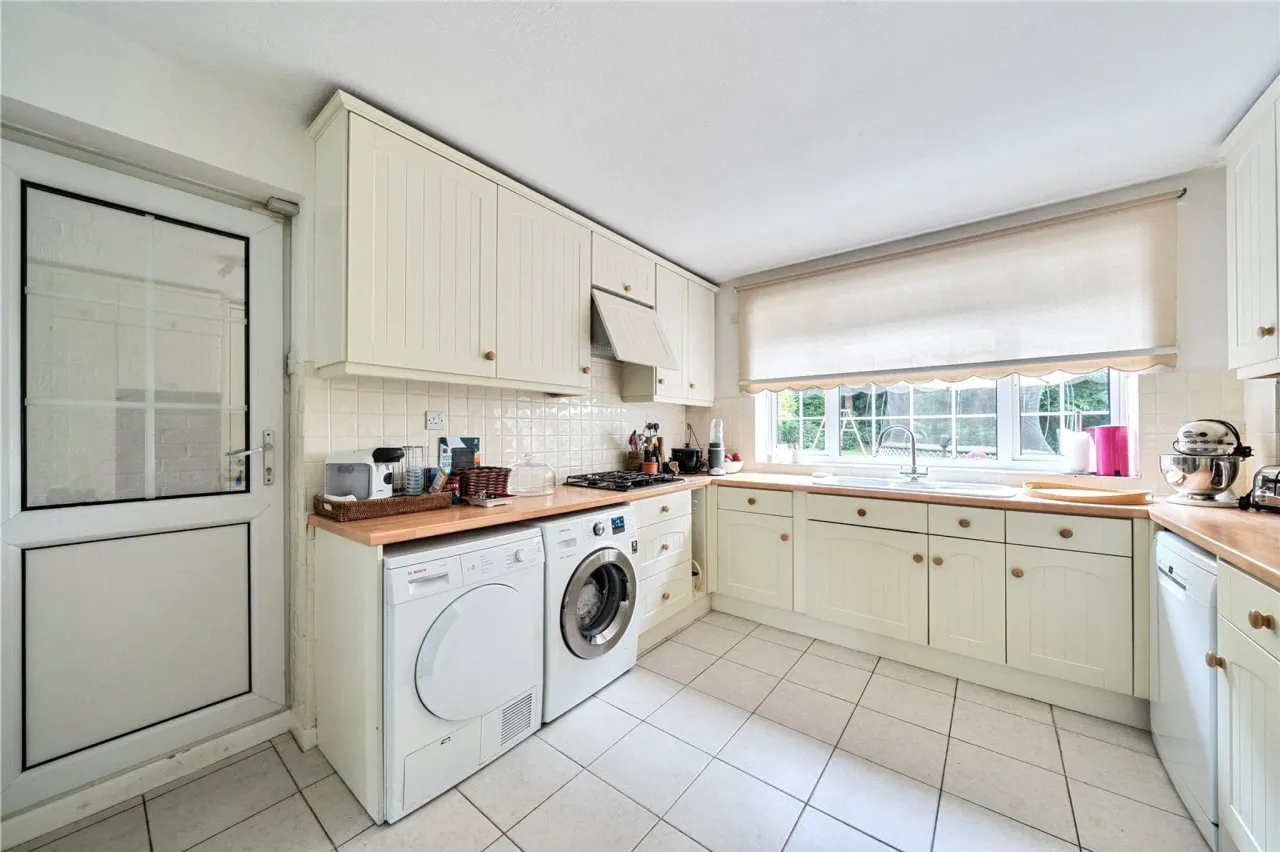Dean Close, Pyrford, Woking, GU22, photo 14
