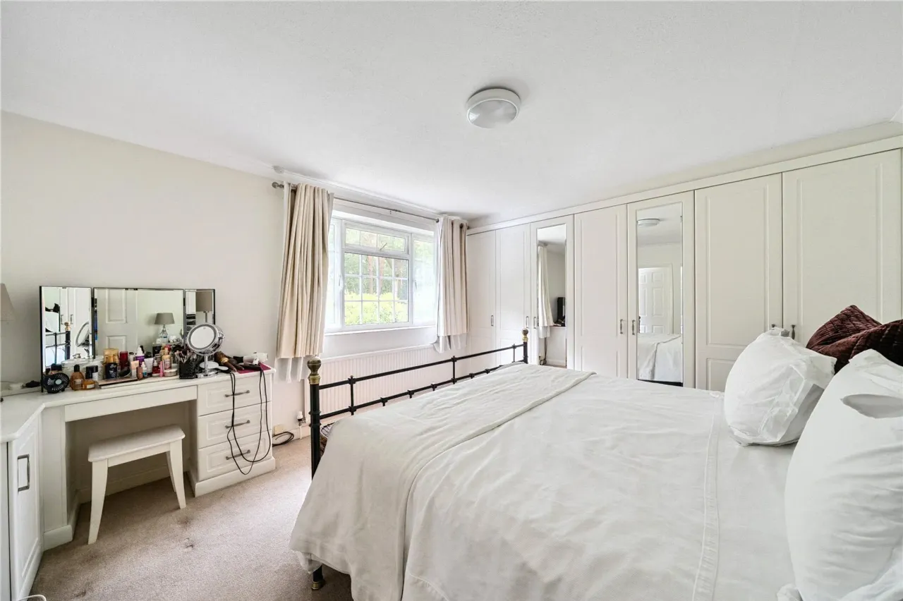 Dean Close, Pyrford, Woking, GU22, photo 19