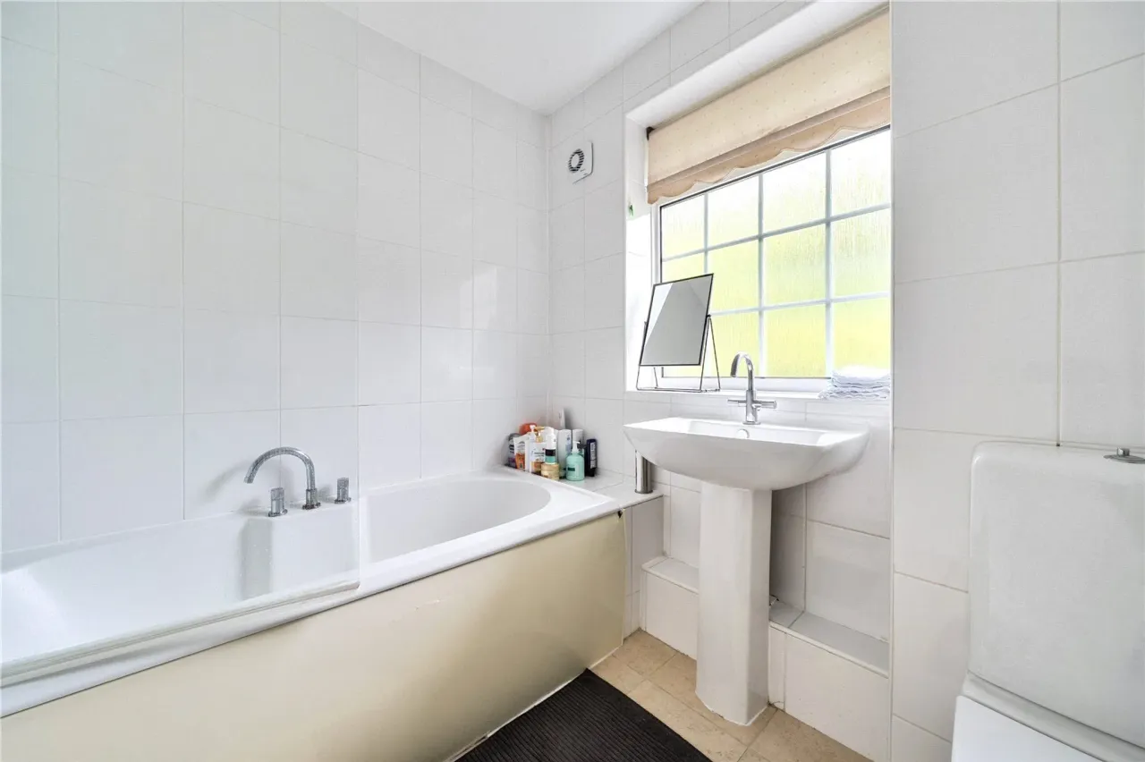 Dean Close, Pyrford, Woking, GU22, photo 26