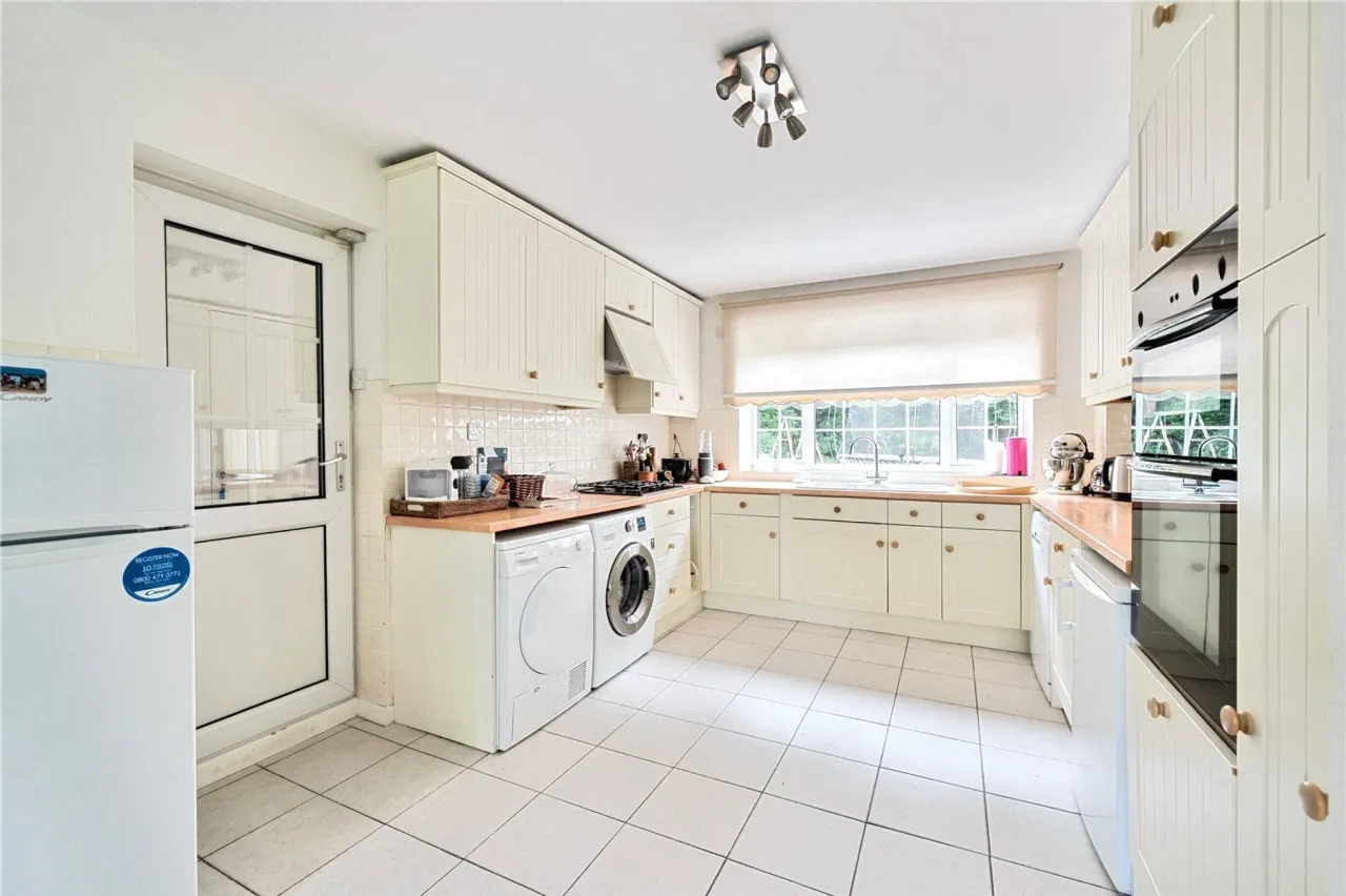 Dean Close, Pyrford, Woking, GU22, photo 12