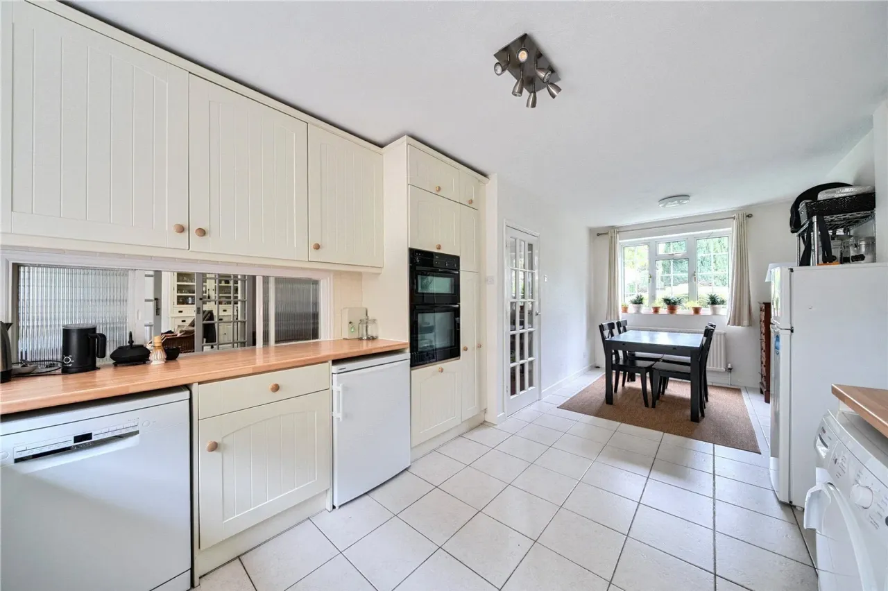 Dean Close, Pyrford, Woking, GU22, photo 11