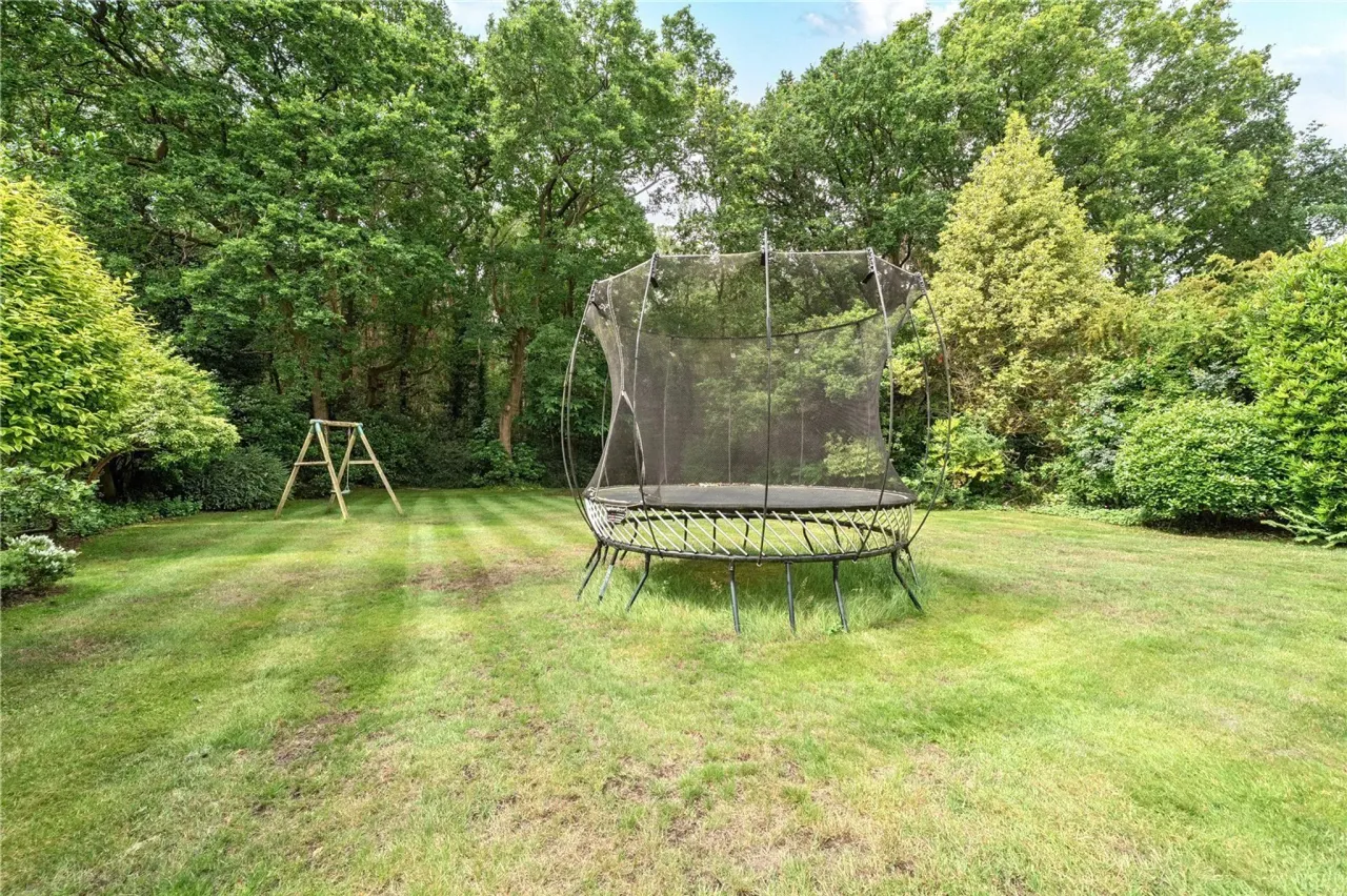 Dean Close, Pyrford, Woking, GU22, photo 28