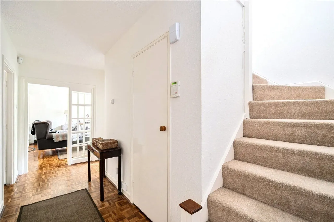Dean Close, Pyrford, Woking, GU22, photo 17