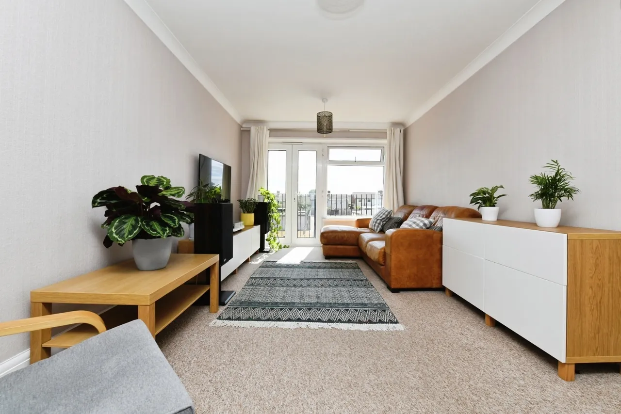 2 bed flat for sale — Essex Close, RAYLEIGH, Essex, SS6