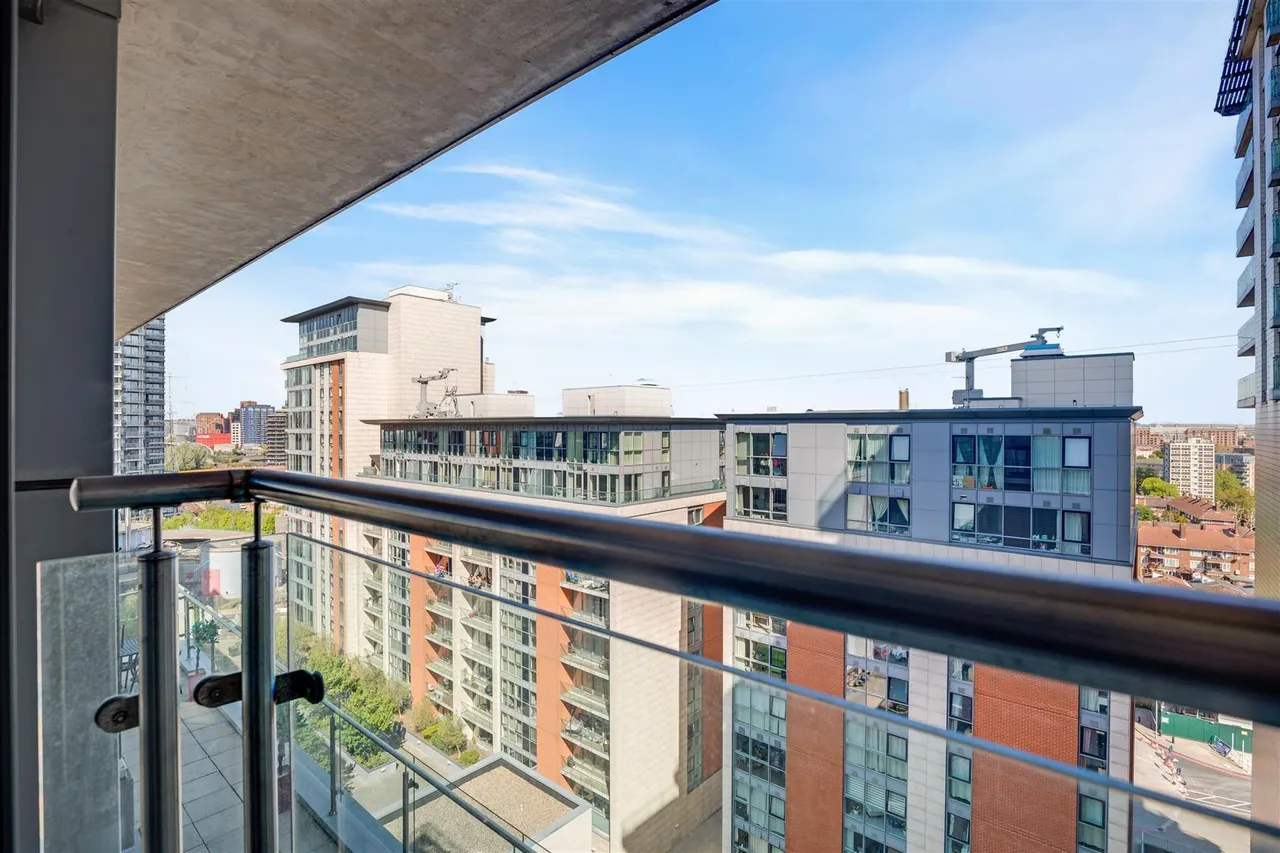 Western Gateway, Royal Victoria Dock, E16, photo 2