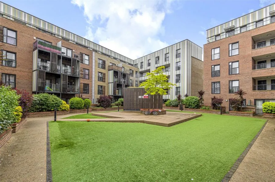 2 bed flat for sale, Maxwell Road, RM7