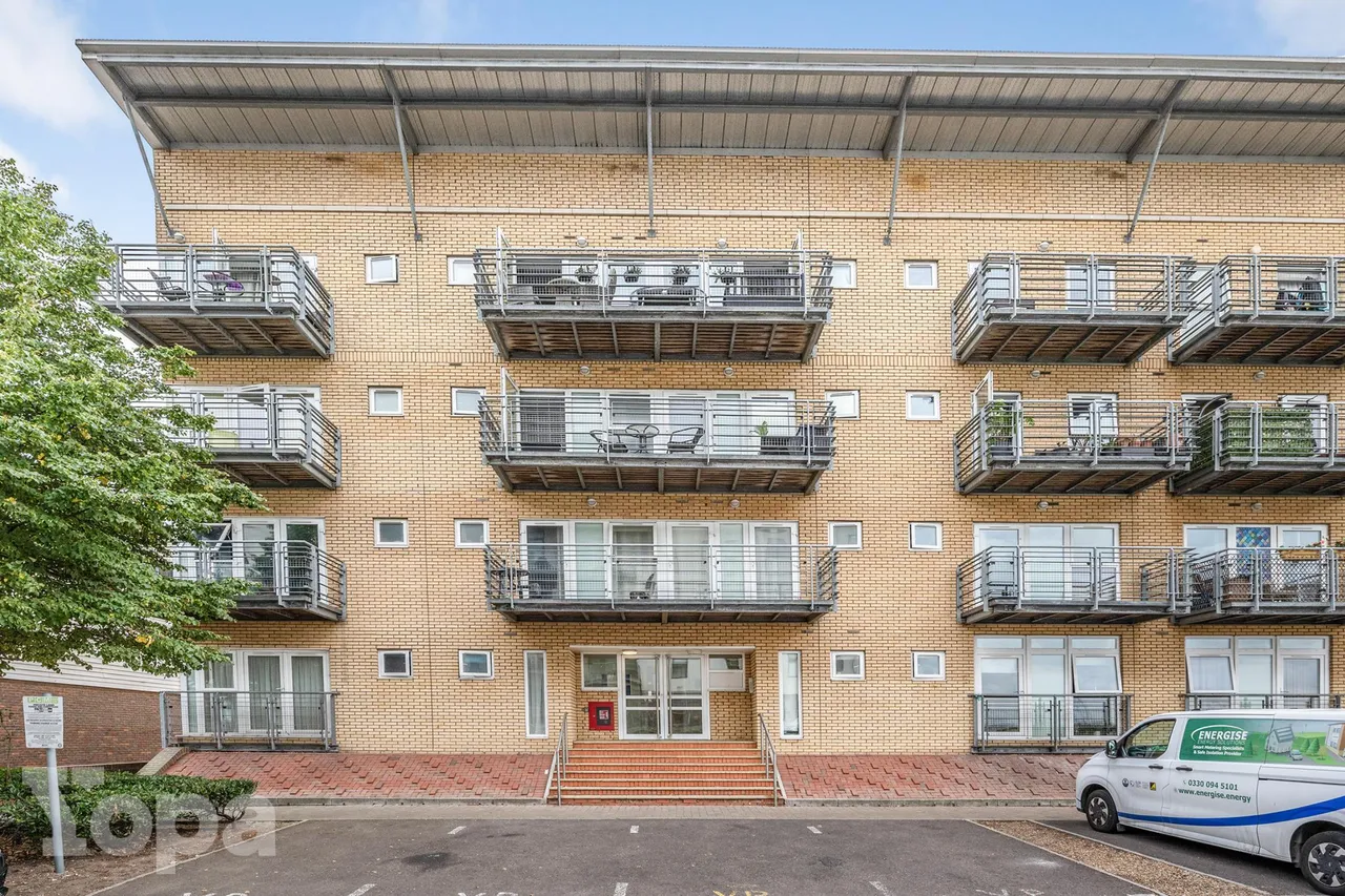 2 bed flat for sale, Carmichael Avenue, Greenhithe, DA9