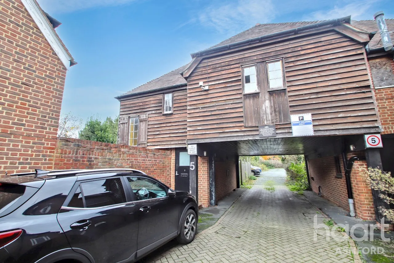 High Street, Charing, TN27, photo 11