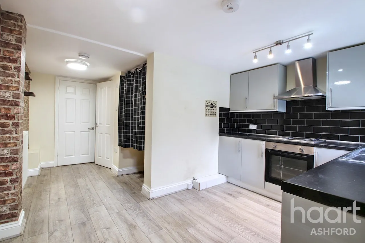 High Street, Charing, TN27, photo 3