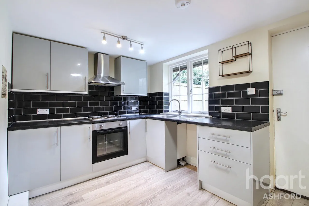 High Street, Charing, TN27, photo 2