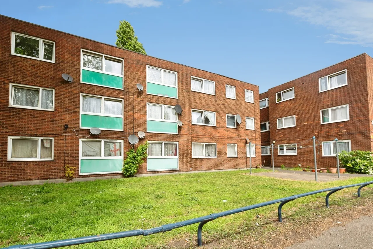 3 bed flat for sale — Cowbridge Lane, Barking, IG11
