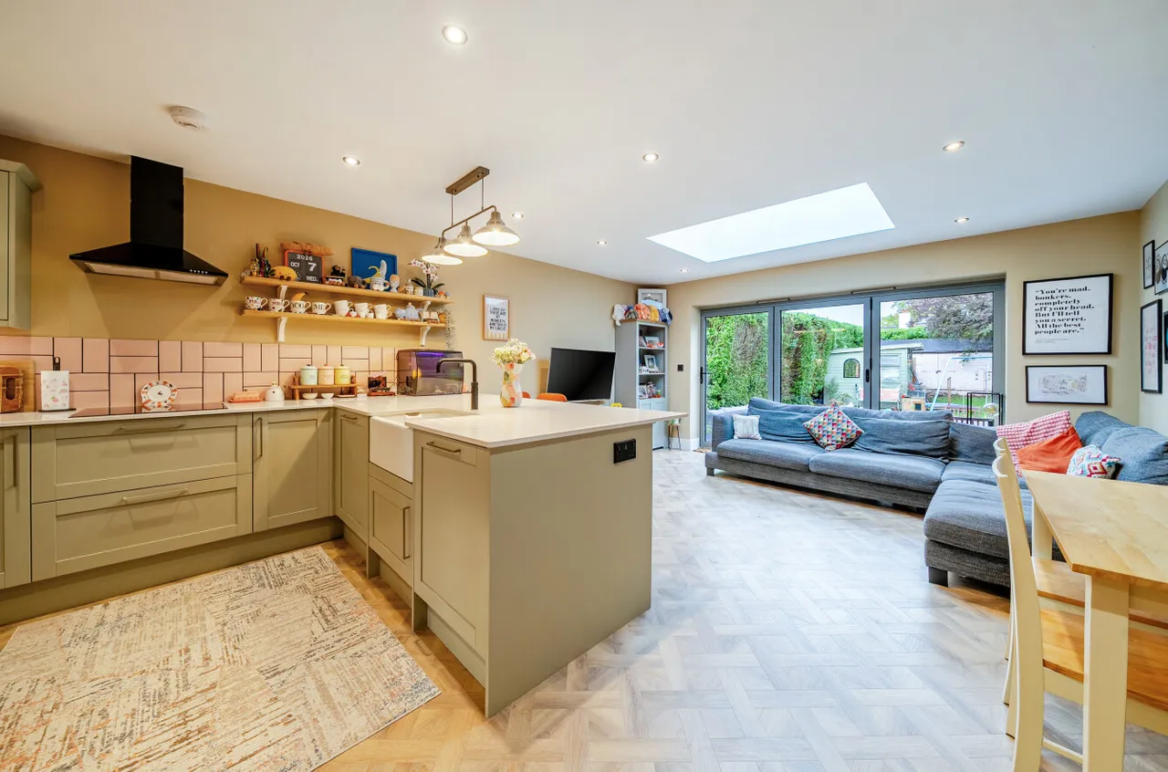 Weydon Hill Road, Farnham, GU9, photo 2