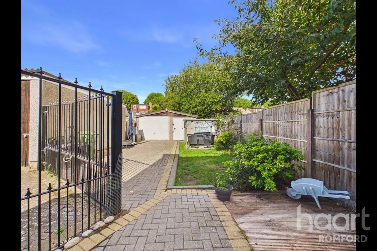 Lilac Gardens, Romford, RM7, photo 23