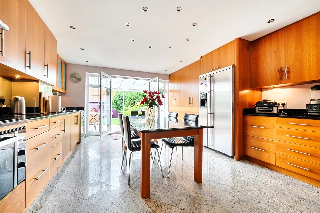 5 bed house for sale — Uplands Park Road, Enfield