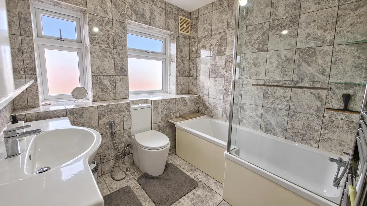 Ashburton Avenue, Seven Kings, IG3, photo 18