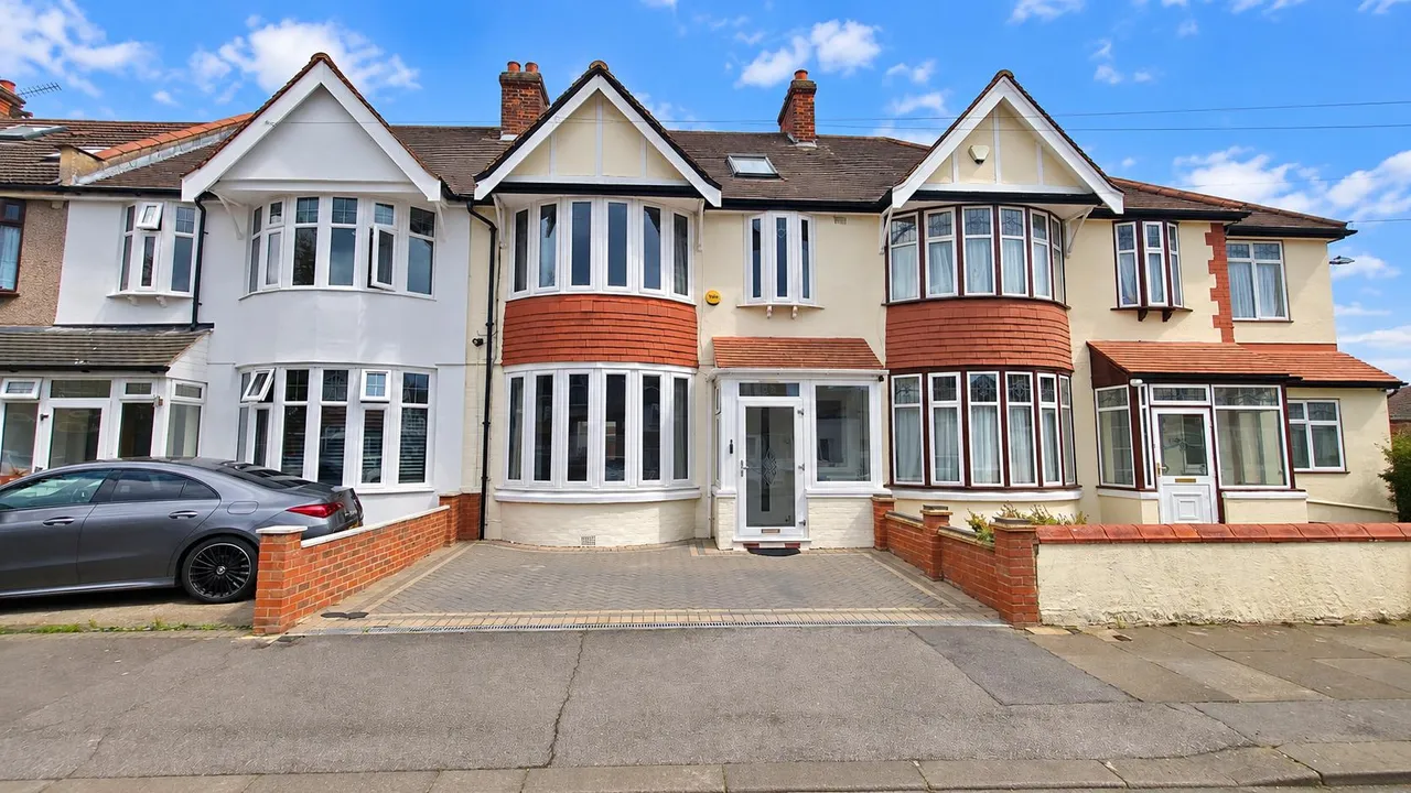 4 bed house for sale, Ashburton Avenue, Seven Kings, IG3
