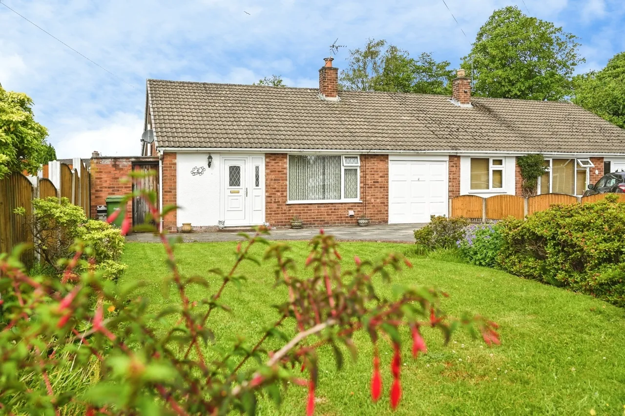3 bed property for sale — Burnham Close, Penketh, Warrington, Cheshire, WA5