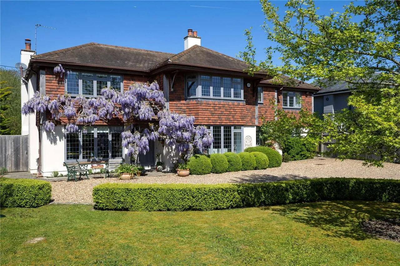 5 bed house for sale — Lower Farm Road, Effingham, Leatherhead, Surrey, KT24 5JL