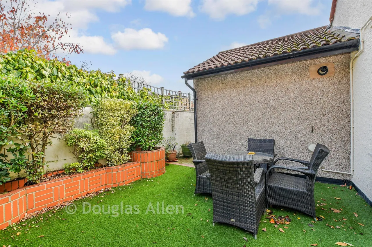 Grange Avenue, Woodford Green, IG8, photo 2