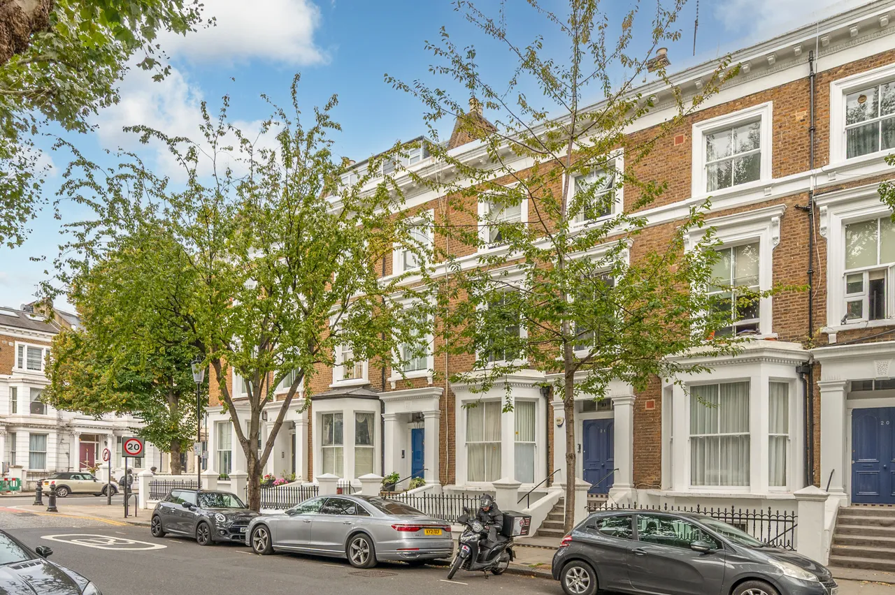 2 bed flat to rent — Flat D, 22 Upper Addison Gardens, London