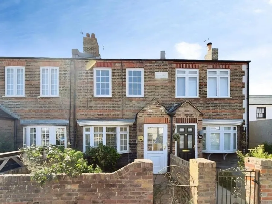 3 bed house for sale, St. Lukes Road, Old Windsor, SL4