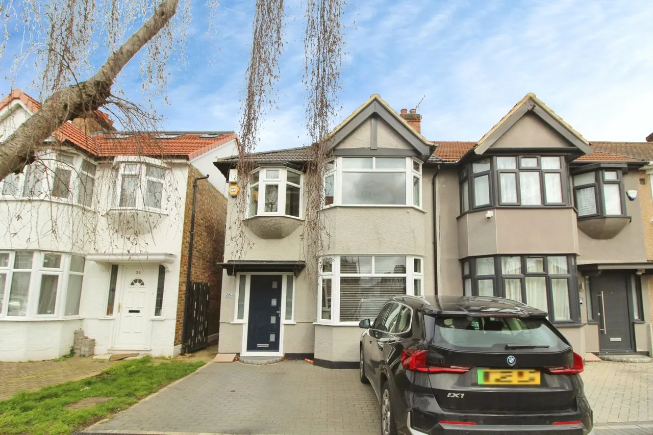 3 bed house to rent — Kingsmead Avenue, Romford, Essex, RM1