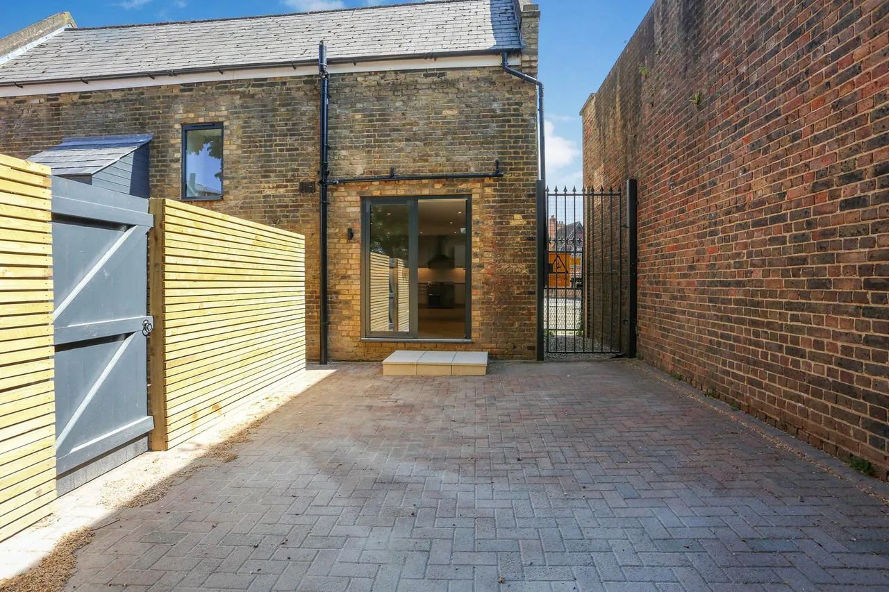 High Street, Ewell, KT17, photo 20