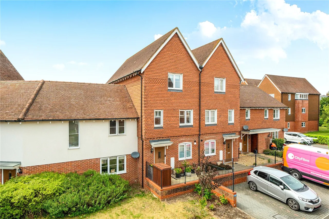 4 bed house for sale — Outfield Crescent, Wokingham, Berkshire, RG40 2EU