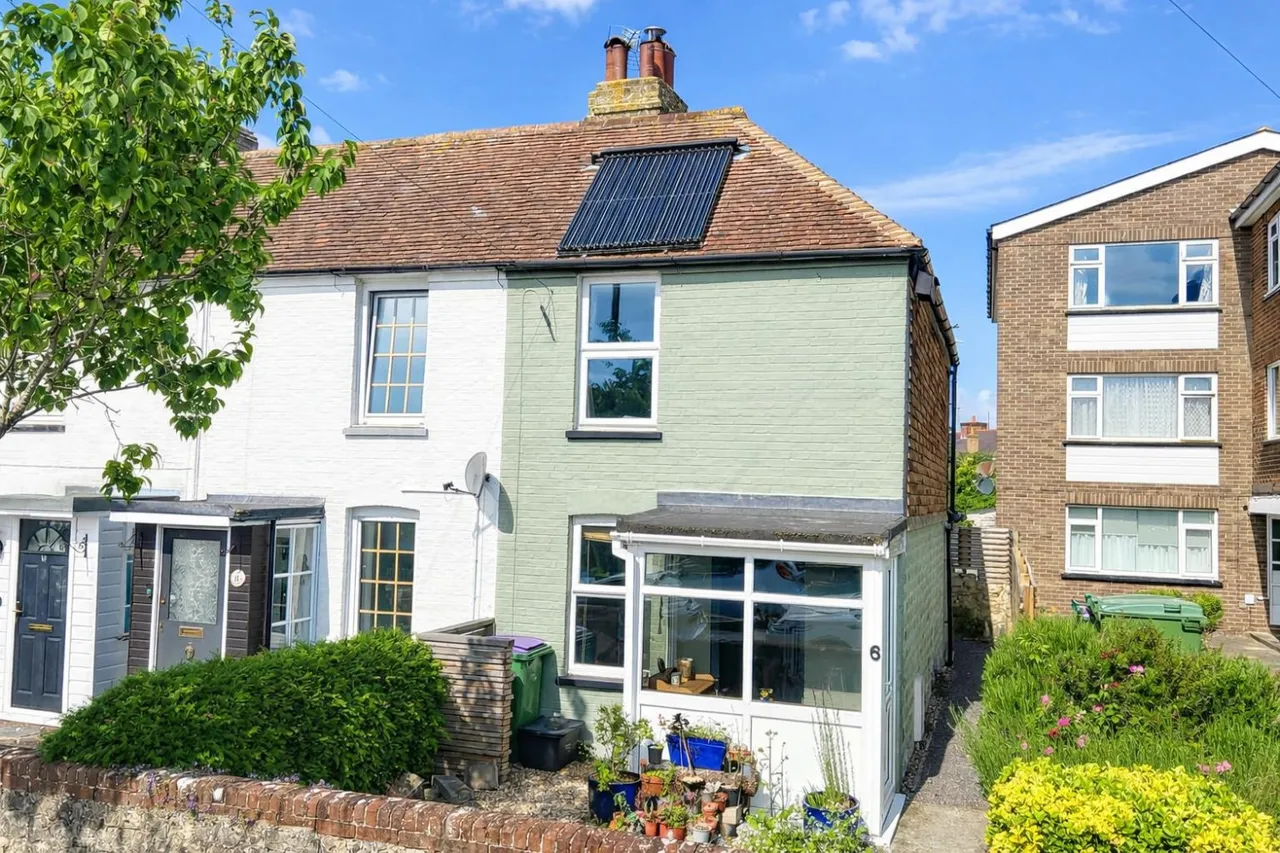 2 bed house for sale — St. Leonards Road, Hythe