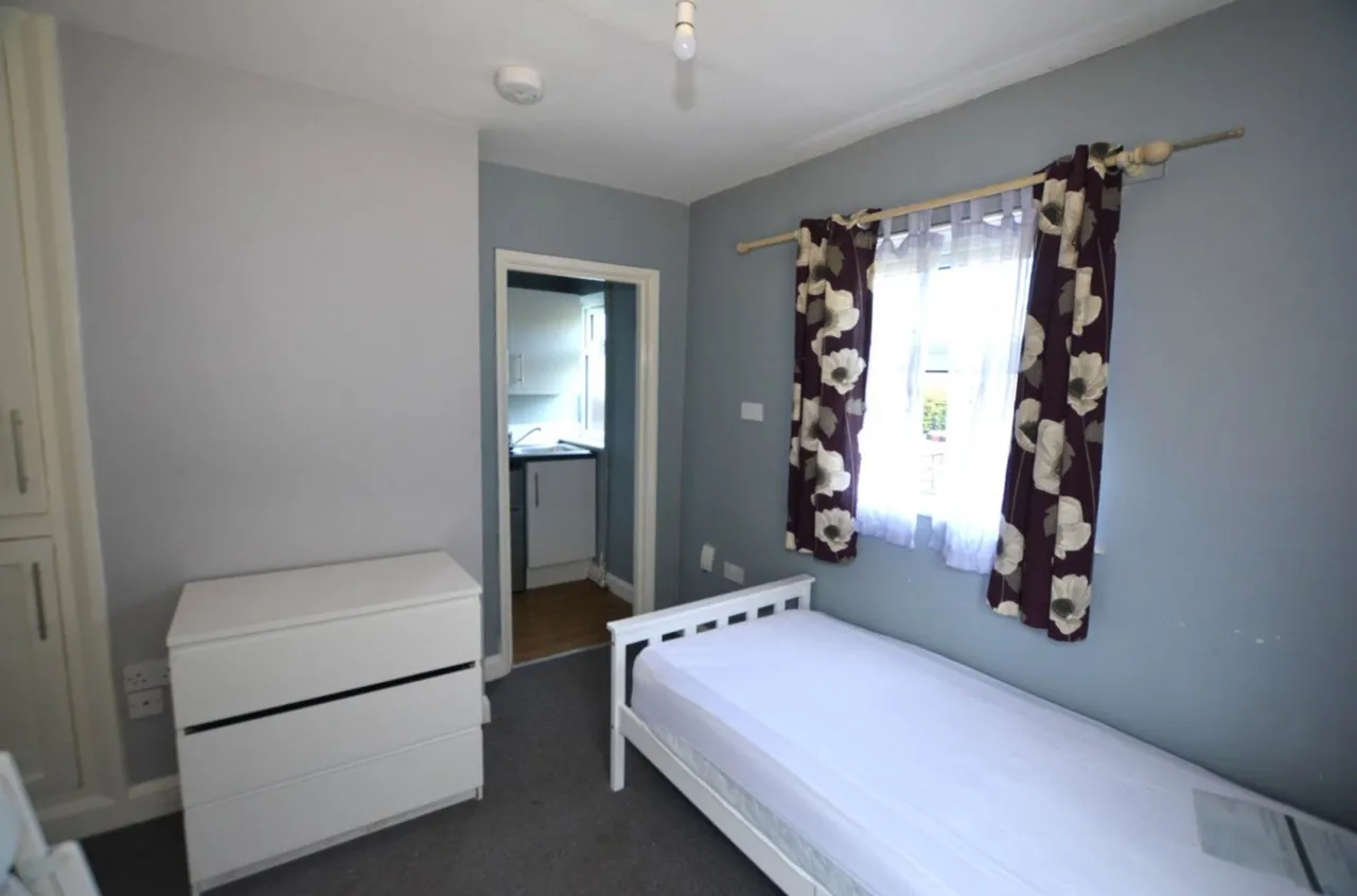 Rockingham Road, Corby, NN17 1AG, photo 2
