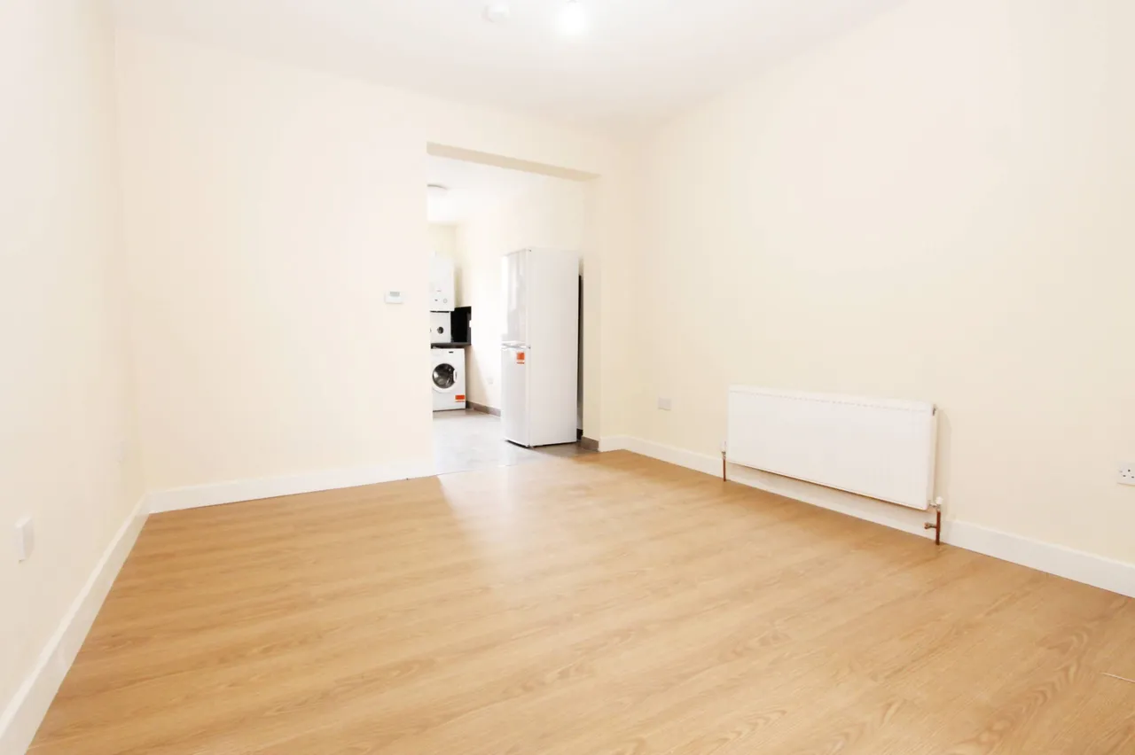 Greenford Road, Greenford, UB6, photo 3