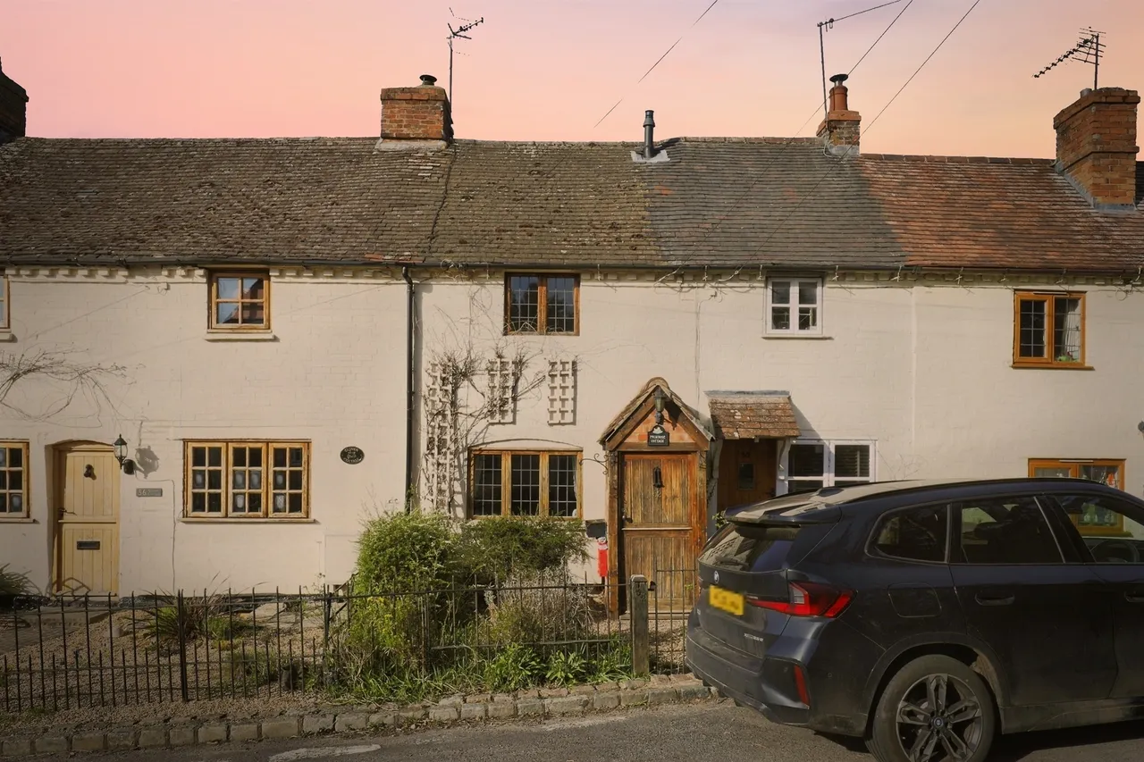2 bed house for sale — High Street, Broom, Alcester