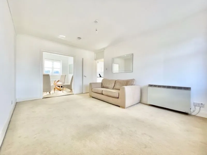 Fuller Close, London E2 6DX, photo 3