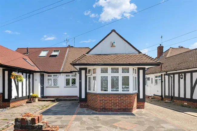 3 bed house for sale — Cardinal Road, Ruislip