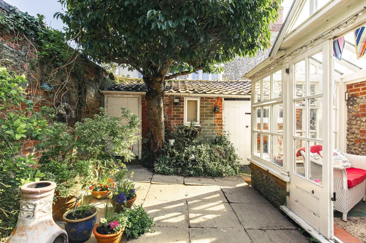 High Street, Cottage with Courtyard Ga, photo 2