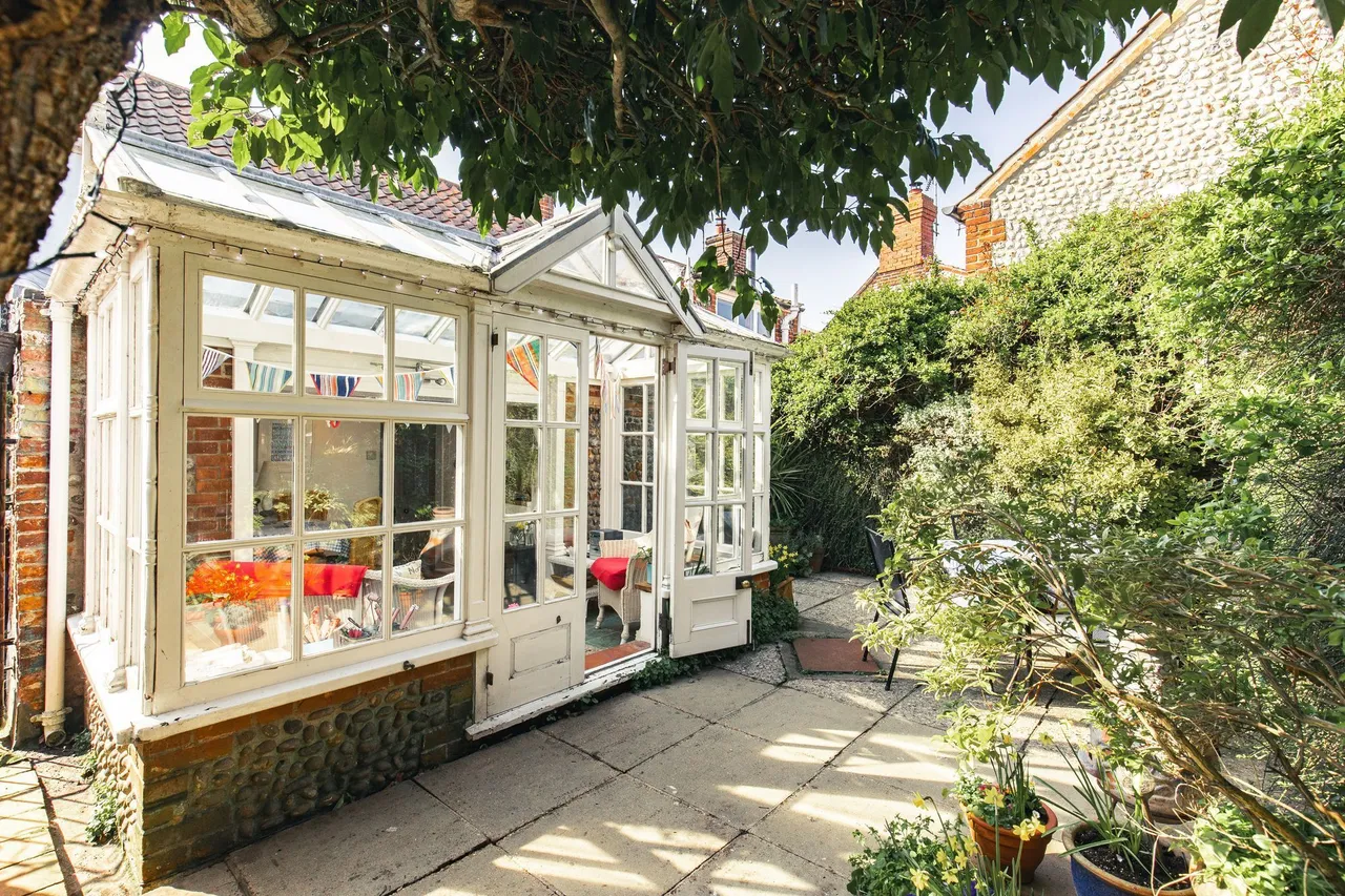 High Street, Cottage with Courtyard Ga, photo 16