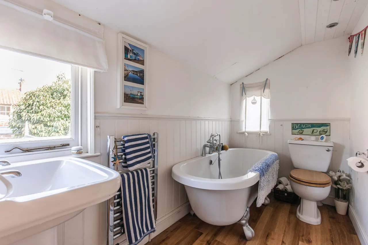 High Street, Cottage with Courtyard Ga, photo 15