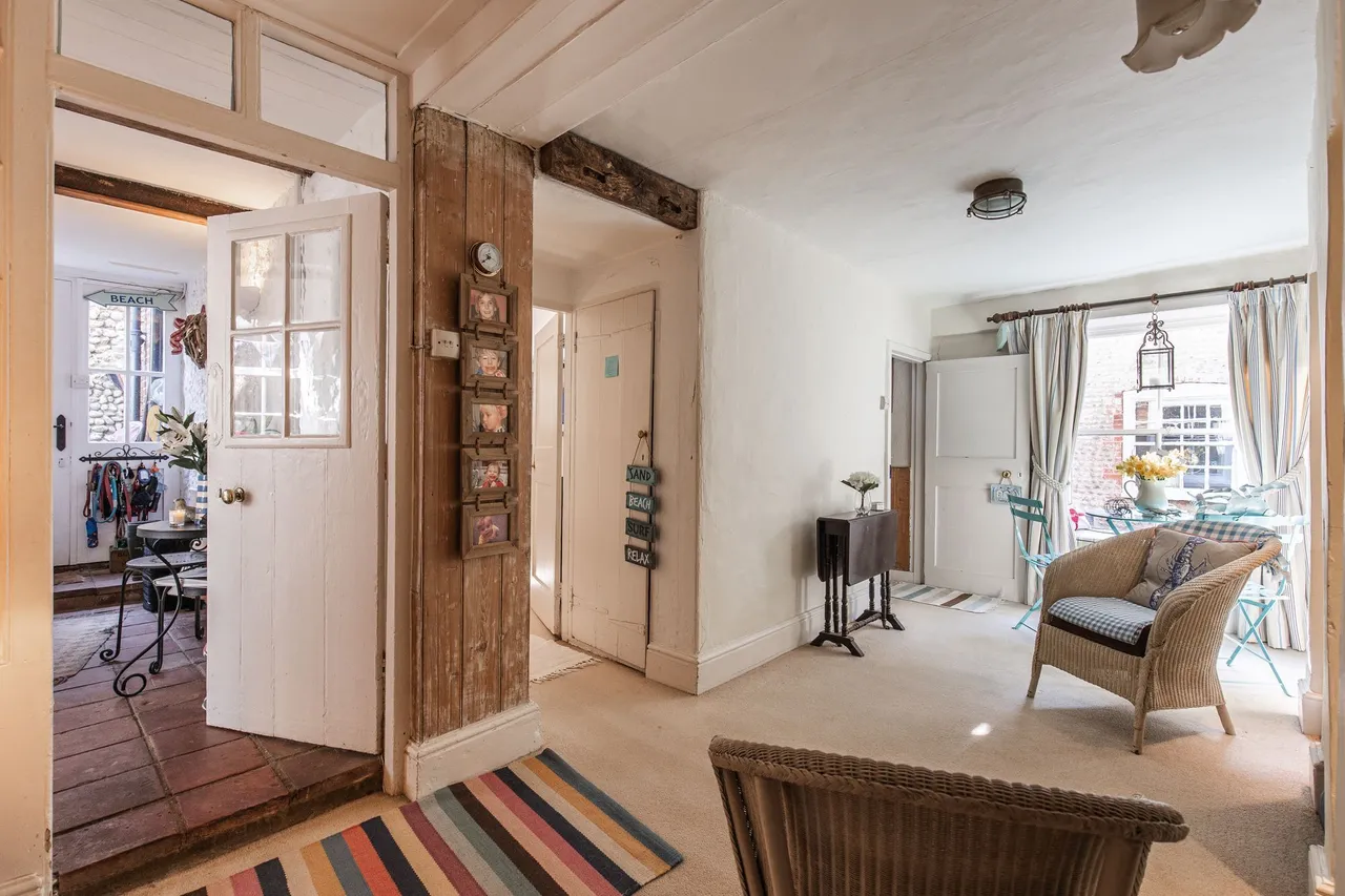High Street, Cottage with Courtyard Ga, photo 9