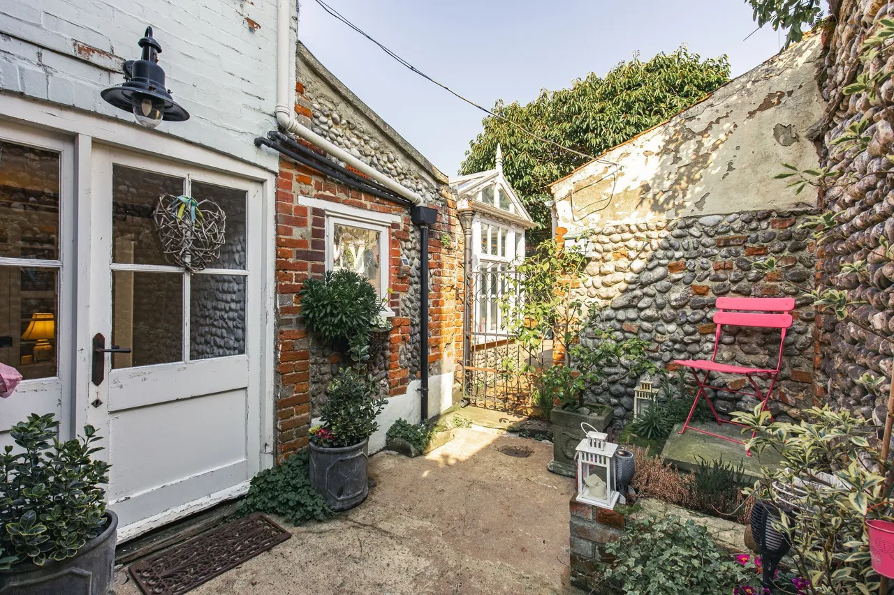 High Street, Cottage with Courtyard Ga, photo 17