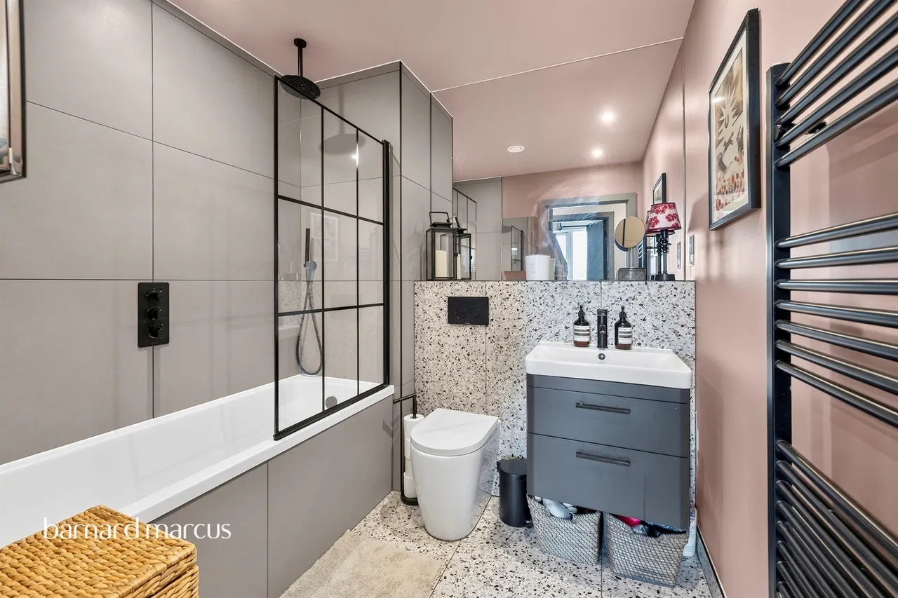 Oakleigh Road North, London, N20, photo 11
