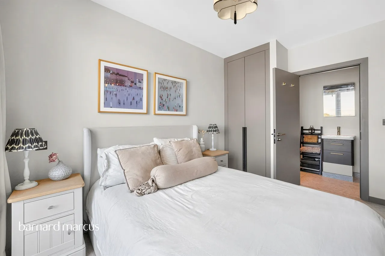 Oakleigh Road North, London, N20, photo 20